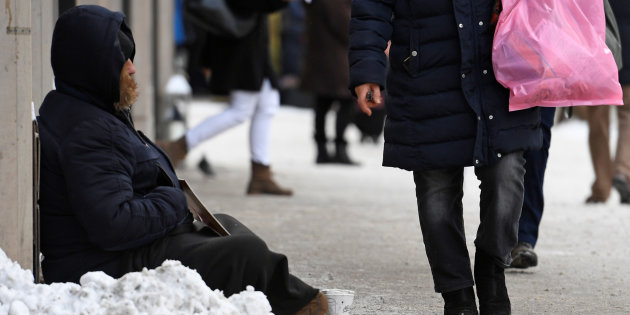 A homeless person begs for money in Hamburg sans-abri