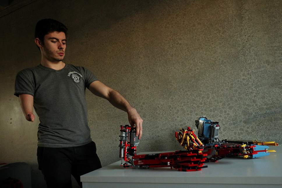 À seulement 9 ans, il crée sa propre prothèse…en Lego 